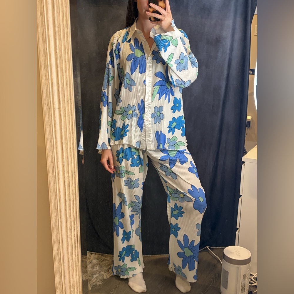 Floral Blue and White Women's Pleated Pant Set